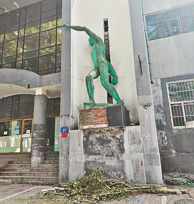 运动场, 民享受到顶, 需立即采取 运动场, 民享受到顶, 需立即采取